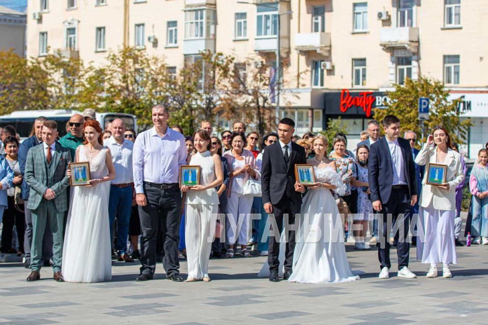 В Луганске в рамках празднования дня города прошел традиционный бал молодоженов, в котором приняли участие семь семейных пар В Луганске в рамках празднования дня города прошел традиционный бал молодоженов, в котором приняли участие семь семейных пар