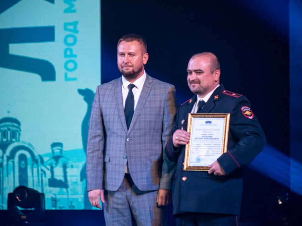 В 230-ую годовщину образования Луганска служебные заслуги двух полицейских отмечены на уровне руководства республики В 230-ую годовщину образования Луганска служебные заслуги двух полицейских отмечены на уровне руководства республики