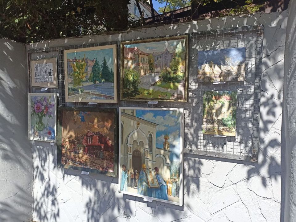 Ко Дню города улица Дениса Иванова (Сент-Этьеновская) превратилась в Луганский Арбат Ко Дню города улица Дениса Иванова (Сент-Этьеновская) превратилась в Луганский Арбат