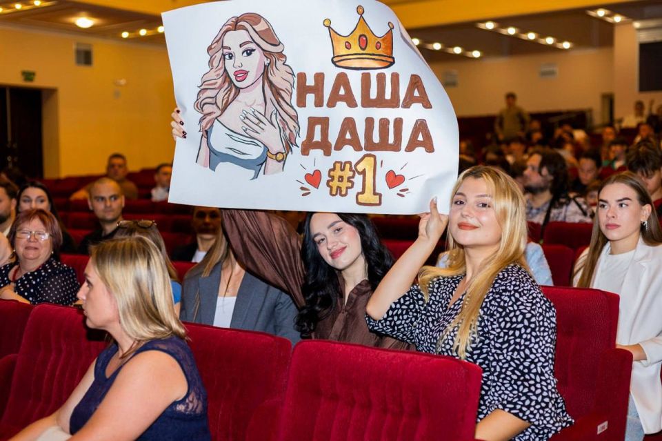Выпускница Луганского государственного педагогического университета Дарья Олейник одержала победу в конкурсе красоты и таланта «Мисс Луганск — 2025» Выпускница Луганского государственного педагогического университета Дарья Олейник одержала победу в конкурсе красоты и таланта «Мисс Луганск — 2025»
