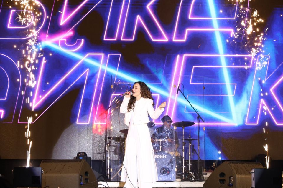 Денис Мирошниченко в ходе праздничного концерта поздравил жителей Луганска с Днем города Денис Мирошниченко в ходе праздничного концерта поздравил жителей Луганска с Днем города