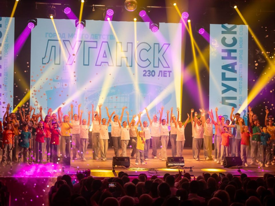 В 230-ую годовщину образования Луганска служебные заслуги двух полицейских отмечены на уровне руководства республики В 230-ую годовщину образования Луганска служебные заслуги двух полицейских отмечены на уровне руководства республики