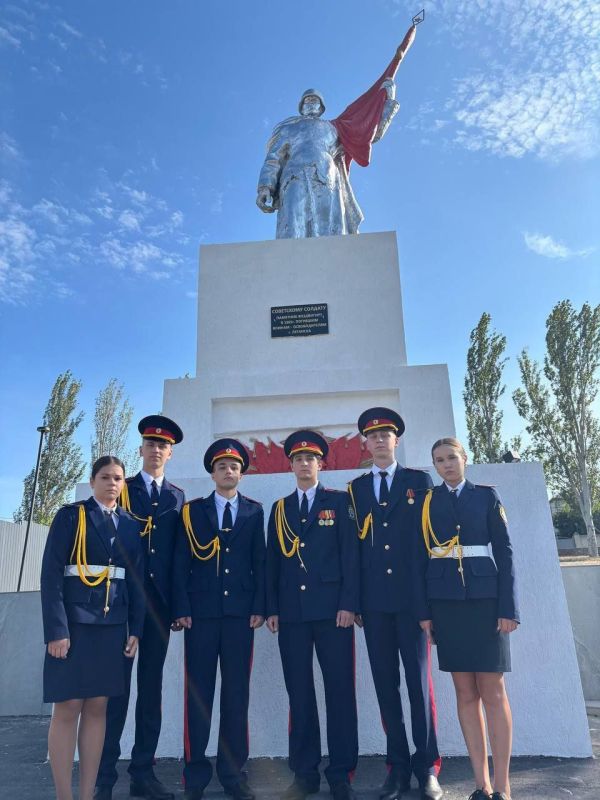 Фотомарафон "Я!МЫ!ЛУГАНСК!" и поздравления в окнах школы Фотомарафон "Я!МЫ!ЛУГАНСК!" и поздравления в окнах школы