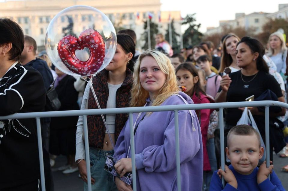 Праздничный концерт ко Дню города в эти минуты проходит на Театральной площади Луганска Праздничный концерт ко Дню города в эти минуты проходит на Театральной площади Луганска