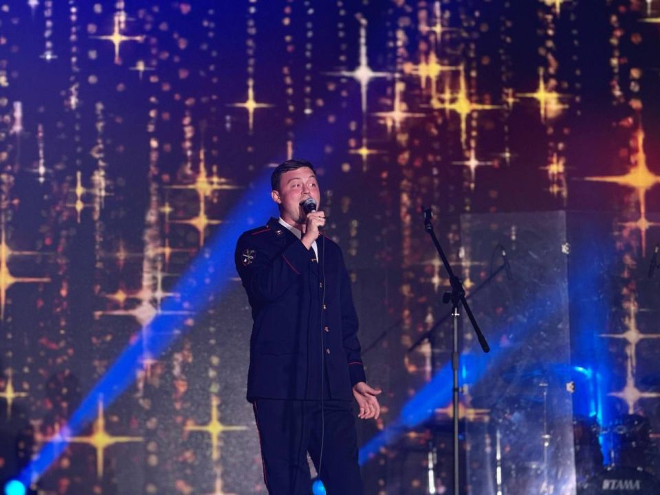 На праздничном концерте, посвящённом 230-летию со дня основания столицы республики, жителей и гостей Луганска поздравили вокалисты ансамбля песни и танца «Офицеры» Культурного центра регионального МВД На праздничном концерте, посвящённом 230-летию со дня основания столицы республики, жителей и гостей Луганска поздравили вокалисты ансамбля песни и танца «Офицеры» Культурного центра регионального МВД