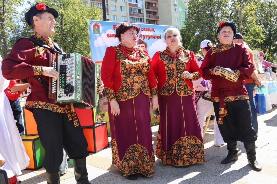 Открытый республиканский фестиваль семейного творчества и национальных культур «Созвездие мира и согласия» проходит в Луганске Открытый республиканский фестиваль семейного творчества и национальных культур «Созвездие мира и согласия» проходит в Луганске