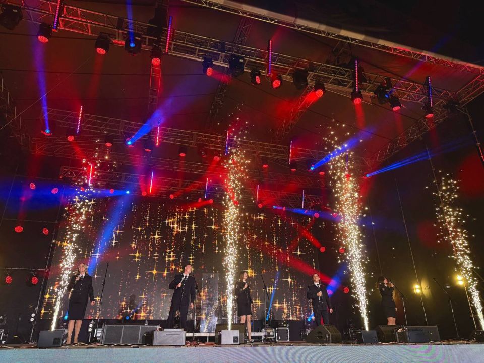 На праздничном концерте, посвящённом 230-летию со дня основания столицы республики, жителей и гостей Луганска поздравили вокалисты ансамбля песни и танца «Офицеры» Культурного центра регионального МВД На праздничном концерте, посвящённом 230-летию со дня основания столицы республики, жителей и гостей Луганска поздравили вокалисты ансамбля песни и танца «Офицеры» Культурного центра регионального МВД