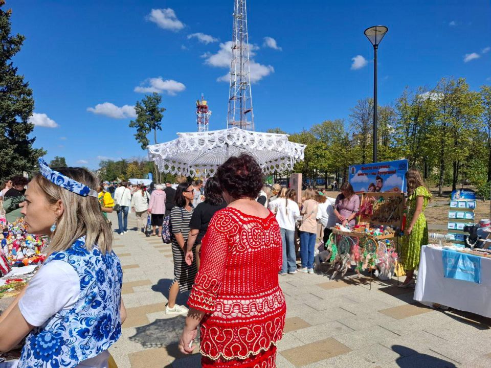 Краснолучкие умельцы и вокалисты принимают участие в Региональном фестивале "Созвездие мира и согласия" в столице республики Краснолучкие умельцы и вокалисты принимают участие в Региональном фестивале "Созвездие мира и согласия" в столице республики