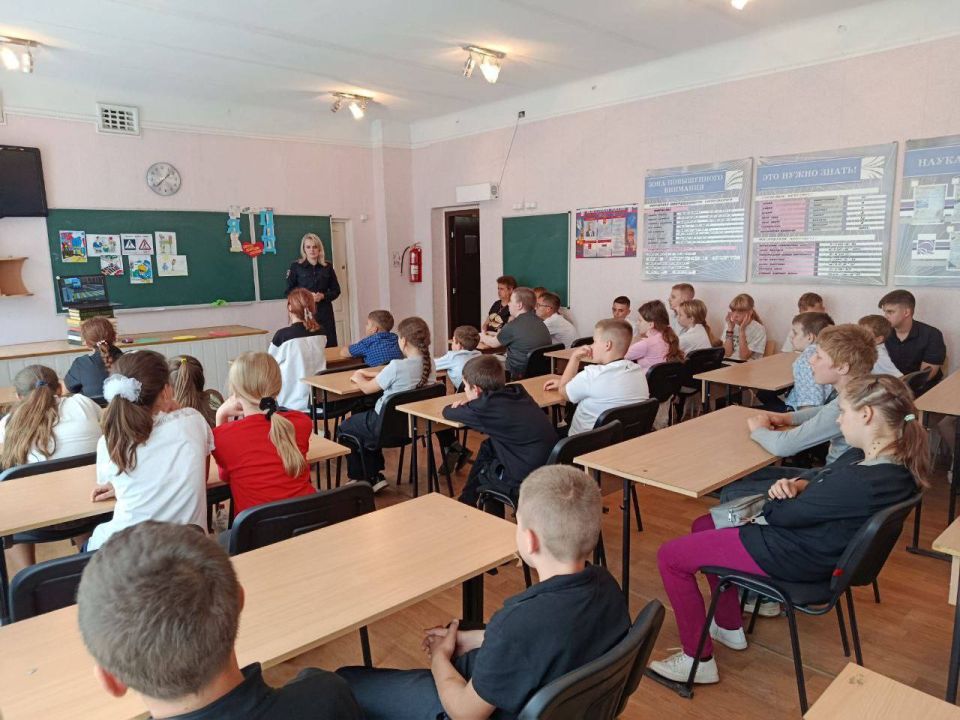 Невидимые опасности: автополицейские на реальных примерах показали школьникам последствия ДТП Невидимые опасности: автополицейские на реальных примерах показали школьникам последствия ДТП