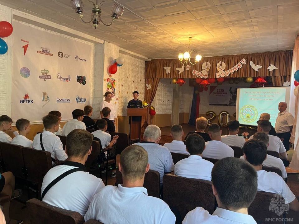Сотрудники МЧС России провели в колледже открытый урок Сотрудники МЧС России провели в колледже открытый урок