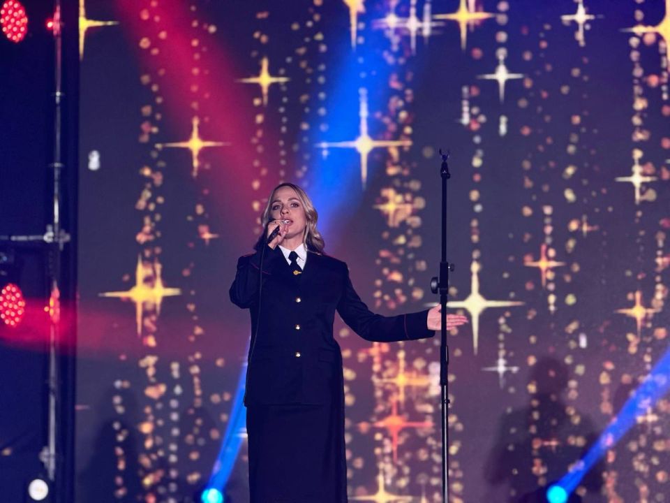 На праздничном концерте, посвящённом 230-летию со дня основания столицы республики, жителей и гостей Луганска поздравили вокалисты ансамбля песни и танца «Офицеры» Культурного центра регионального МВД На праздничном концерте, посвящённом 230-летию со дня основания столицы республики, жителей и гостей Луганска поздравили вокалисты ансамбля песни и танца «Офицеры» Культурного центра регионального МВД