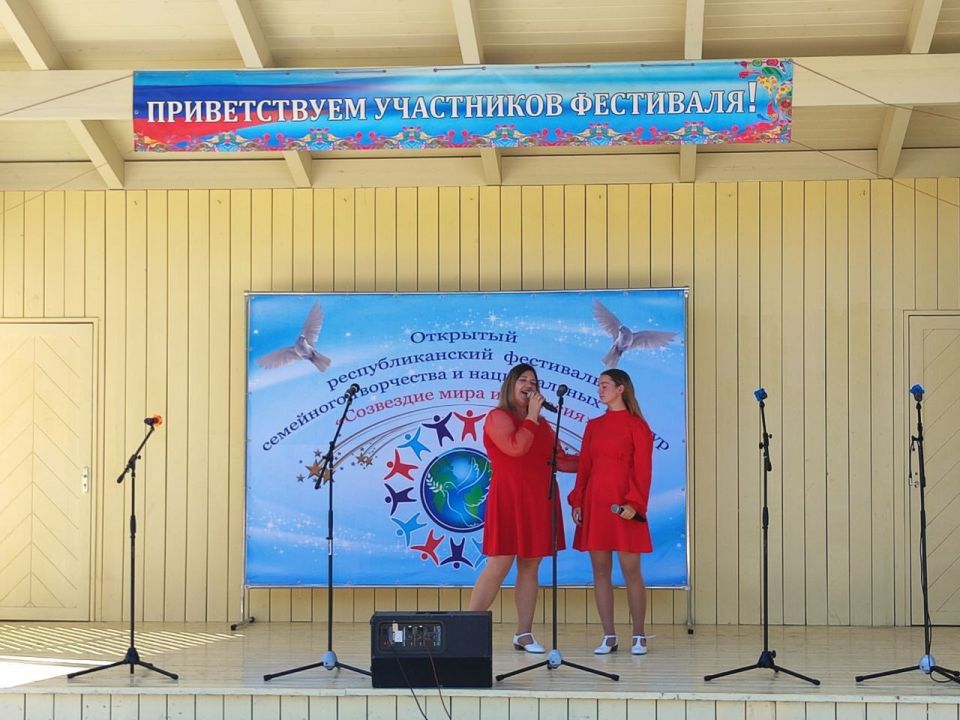 Кировчане приняли участие в Открытом республиканском фестивале семейного творчества и национальных культур «Созвездие мира и согласия», который состоялся в луганском сквере имени Героев «Молодой Гвардии» в День города... Кировчане приняли участие в Открытом республиканском фестивале семейного творчества и национальных культур «Созвездие мира и согласия», который состоялся в луганском сквере имени Героев «Молодой Гвардии» в День города...