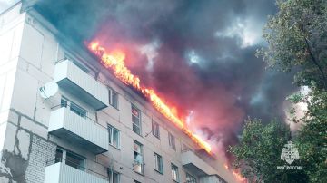 Крыша многоэтажки загорелась в Северодонецке ЛНР после удара БПЛА