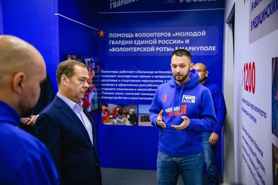 «Молодая Гвардия» поздравляет с Днем рождения Председателя Партии «Единая Россия», заместителя председателя Совета безопасности Дмитрия Медведева «Молодая Гвардия» поздравляет с Днем рождения Председателя Партии «Единая Россия», заместителя председателя Совета безопасности Дмитрия Медведева