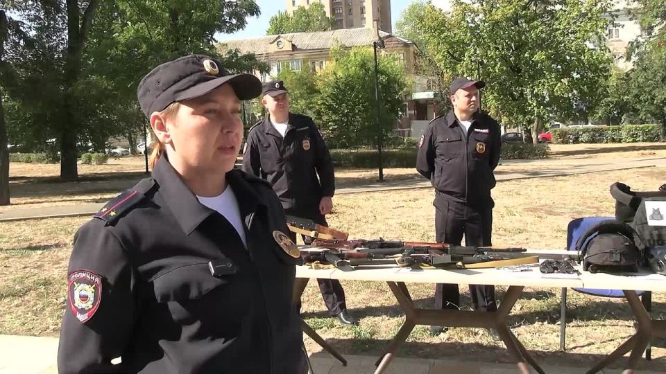Патрульные полицейские представили на выставке в луганском сквере спецсредства и амуницию