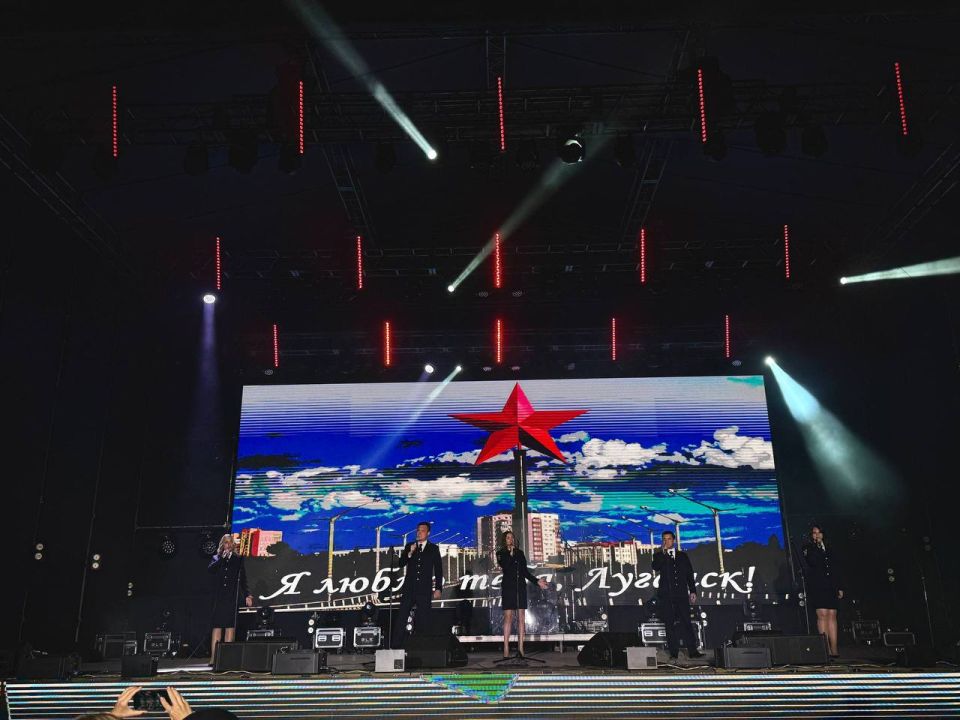 На праздничном концерте, посвящённом 230-летию со дня основания столицы республики, жителей и гостей Луганска поздравили вокалисты ансамбля песни и танца «Офицеры» Культурного центра регионального МВД На праздничном концерте, посвящённом 230-летию со дня основания столицы республики, жителей и гостей Луганска поздравили вокалисты ансамбля песни и танца «Офицеры» Культурного центра регионального МВД