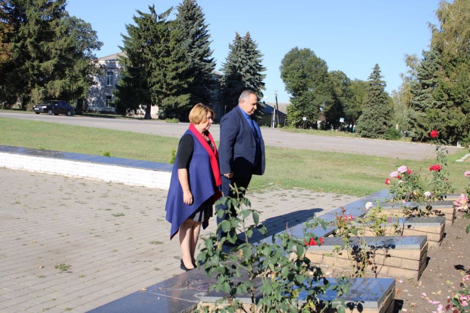 В день знаменательного события — 275-летия посёлка Троицкое и в Год защитника Отечества — состоялась церемония возложения цветов к Вечному огню