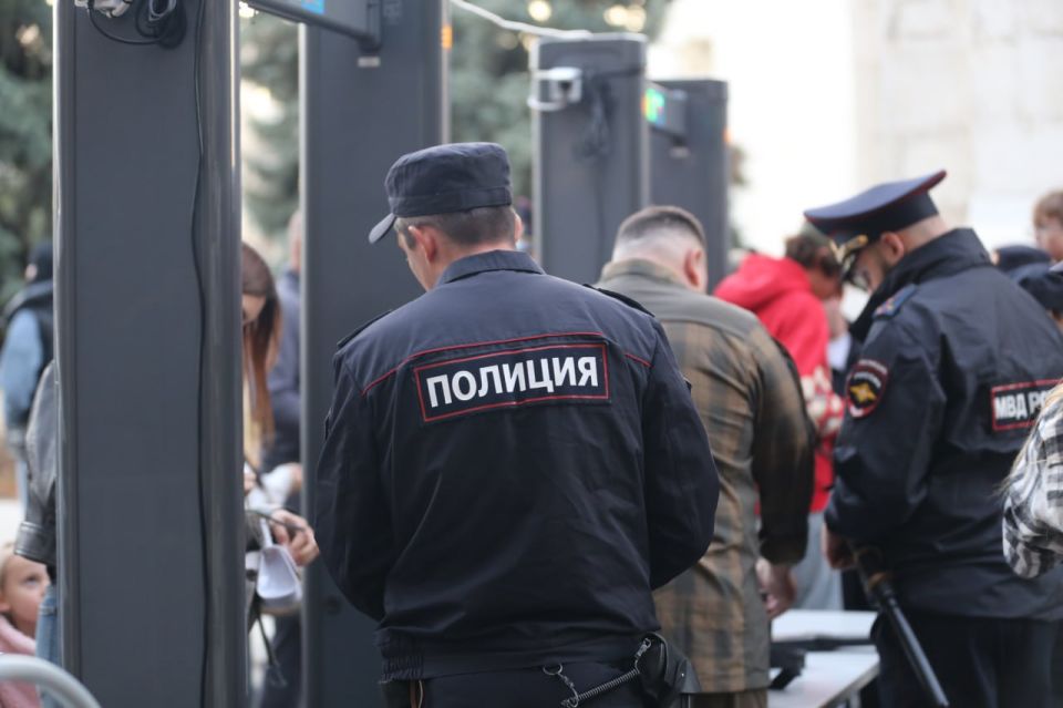 Более 200 стражей правопорядка обеспечили безопасность граждан в ходе праздничного концерта по случаю 230-летия Луганска Более 200 стражей правопорядка обеспечили безопасность граждан в ходе праздничного концерта по случаю 230-летия Луганска