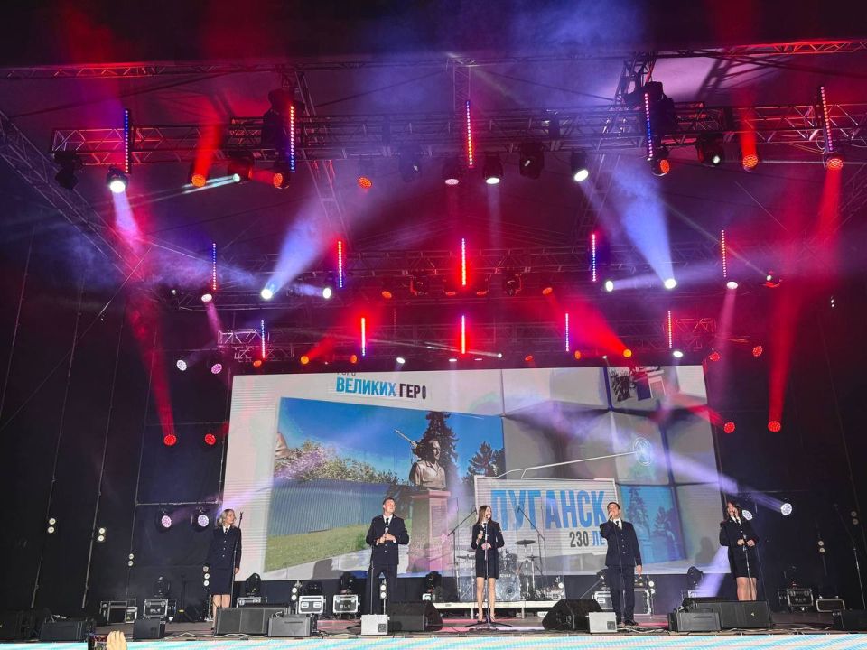 На праздничном концерте, посвящённом 230-летию со дня основания столицы республики, жителей и гостей Луганска поздравили вокалисты ансамбля песни и танца «Офицеры» Культурного центра регионального МВД На праздничном концерте, посвящённом 230-летию со дня основания столицы республики, жителей и гостей Луганска поздравили вокалисты ансамбля песни и танца «Офицеры» Культурного центра регионального МВД