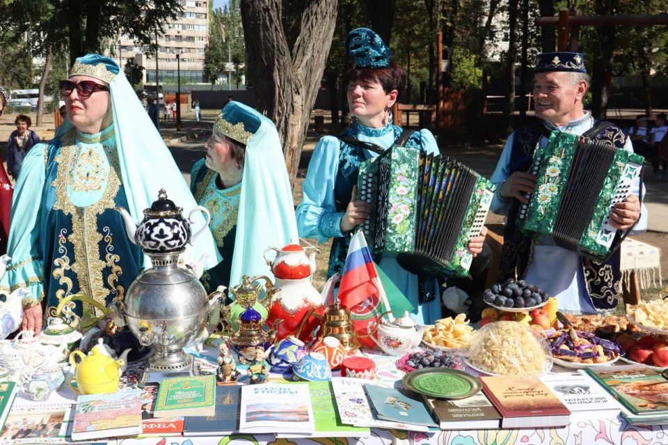 Открытый республиканский фестиваль семейного творчества и национальных культур «Созвездие мира и согласия» проходит в Луганске Открытый республиканский фестиваль семейного творчества и национальных культур «Созвездие мира и согласия» проходит в Луганске