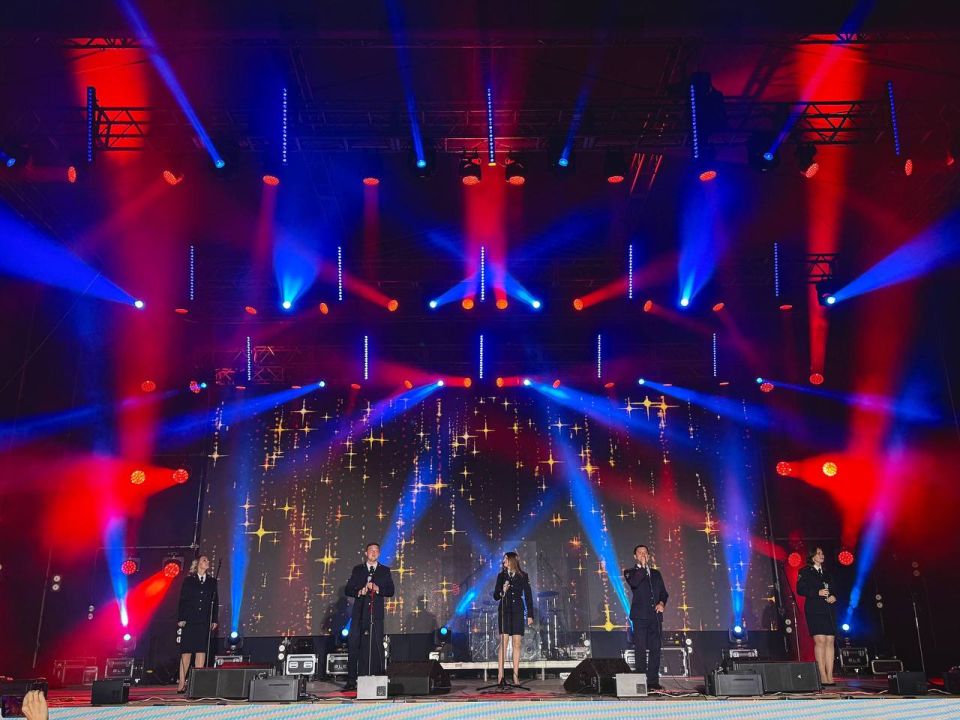 На праздничном концерте, посвящённом 230-летию со дня основания столицы республики, жителей и гостей Луганска поздравили вокалисты ансамбля песни и танца «Офицеры» Культурного центра регионального МВД