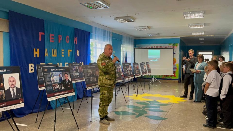 Альберт Зинченко: Сегодня заместитель Главы Станично-Луганского МО, Герой ЛНР Андрей Донцов совместно с начальником отдела чрезвычайных ситуаций, гражданской обороны, мобилизационной работы и взаимодействия с... Альберт Зинченко: Сегодня заместитель Главы Станично-Луганского МО, Герой ЛНР Андрей Донцов совместно с начальником отдела чрезвычайных ситуаций, гражданской обороны, мобилизационной работы и взаимодействия с...