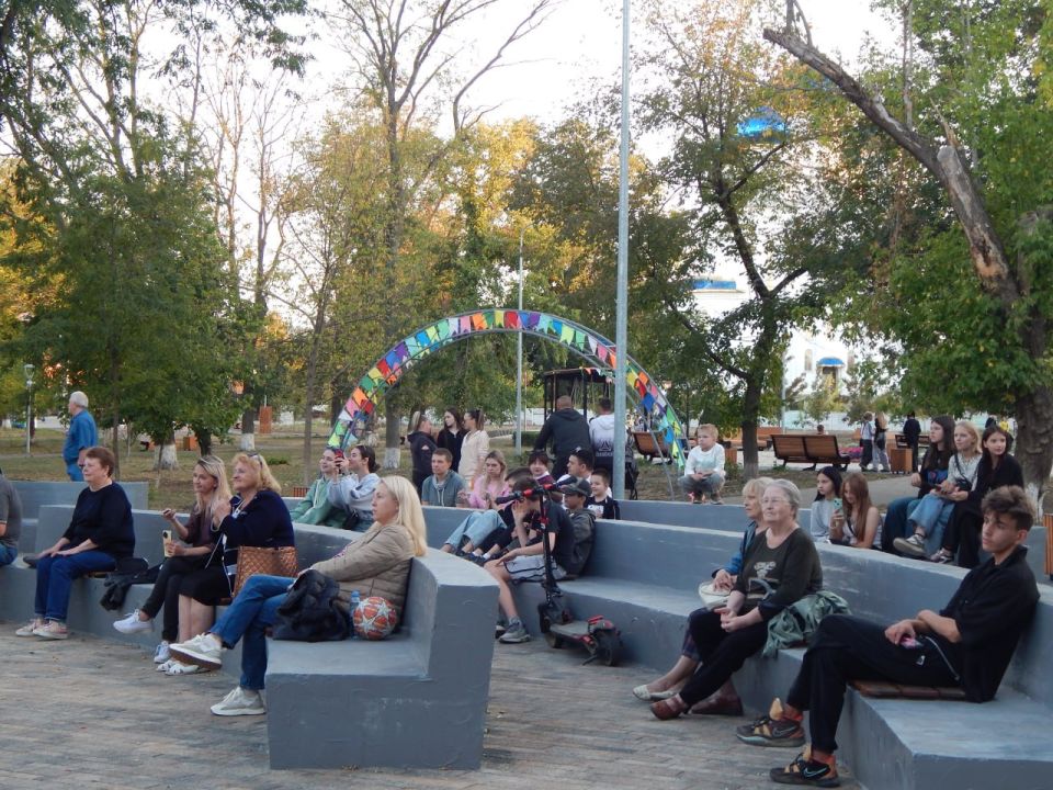 В Краснодонском городском парке состоялся концерт ансамбля «Роза ветров» В Краснодонском городском парке состоялся концерт ансамбля «Роза ветров»