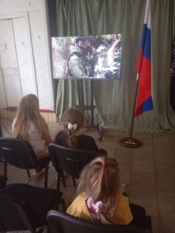 В Грибовахском сельском клубе прошел видео–экскурс «Россия – страна героев», где участникам клубных формирований рассказали о специальной военной операции, о том, что российские офицеры и солдаты — настоящие герои... В Грибовахском сельском клубе прошел видео–экскурс «Россия – страна героев», где участникам клубных формирований рассказали о специальной военной операции, о том, что российские офицеры и солдаты — настоящие герои...