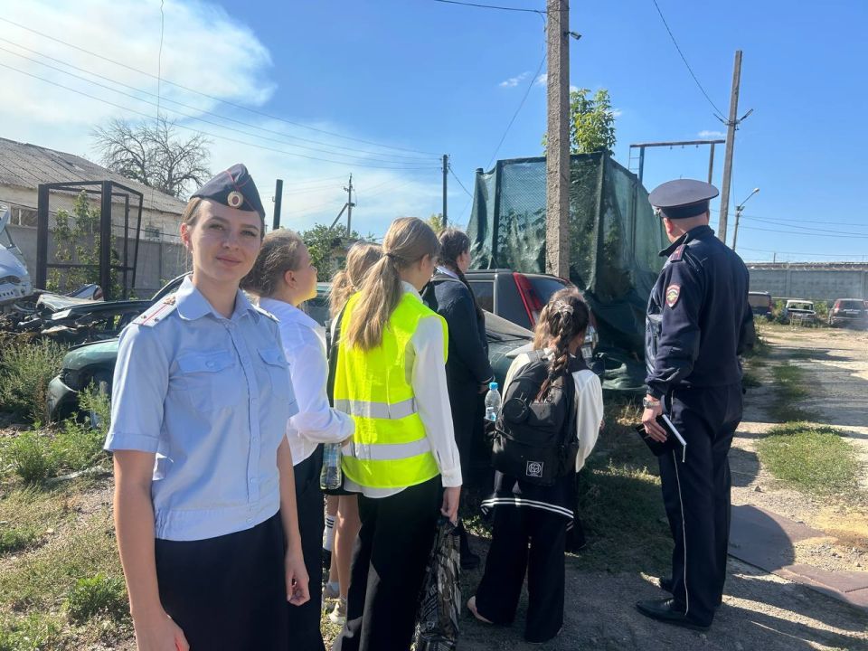 В Краснодоне сотрудники Госавтоинспекции провели день открытых дверей для отряда ЮИД В Краснодоне сотрудники Госавтоинспекции провели день открытых дверей для отряда ЮИД