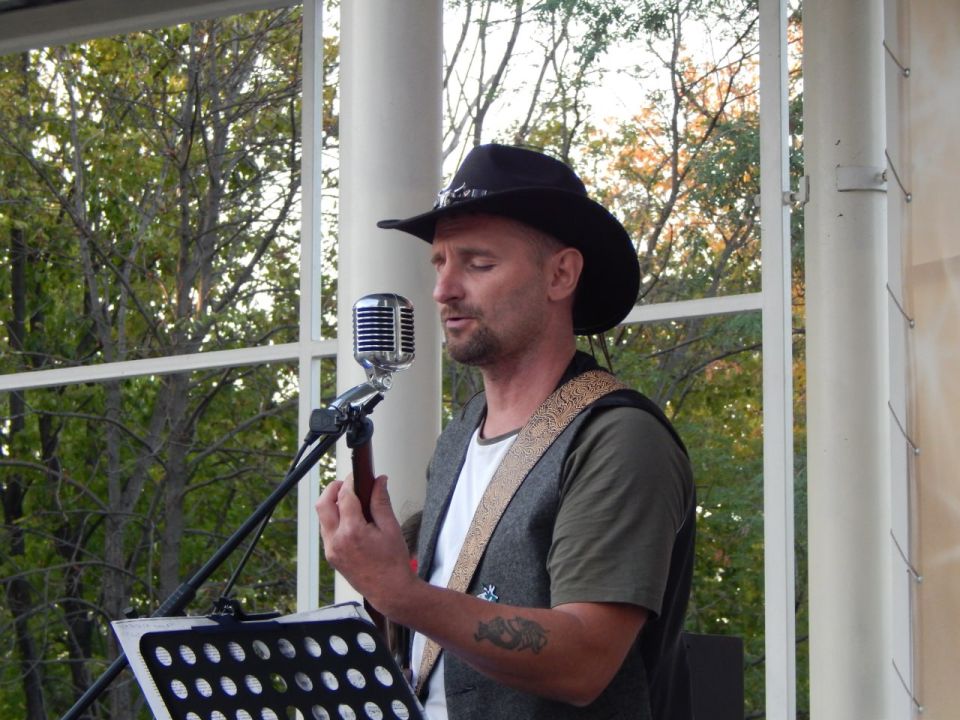 В Краснодонском городском парке состоялся концерт ансамбля «Роза ветров» В Краснодонском городском парке состоялся концерт ансамбля «Роза ветров»