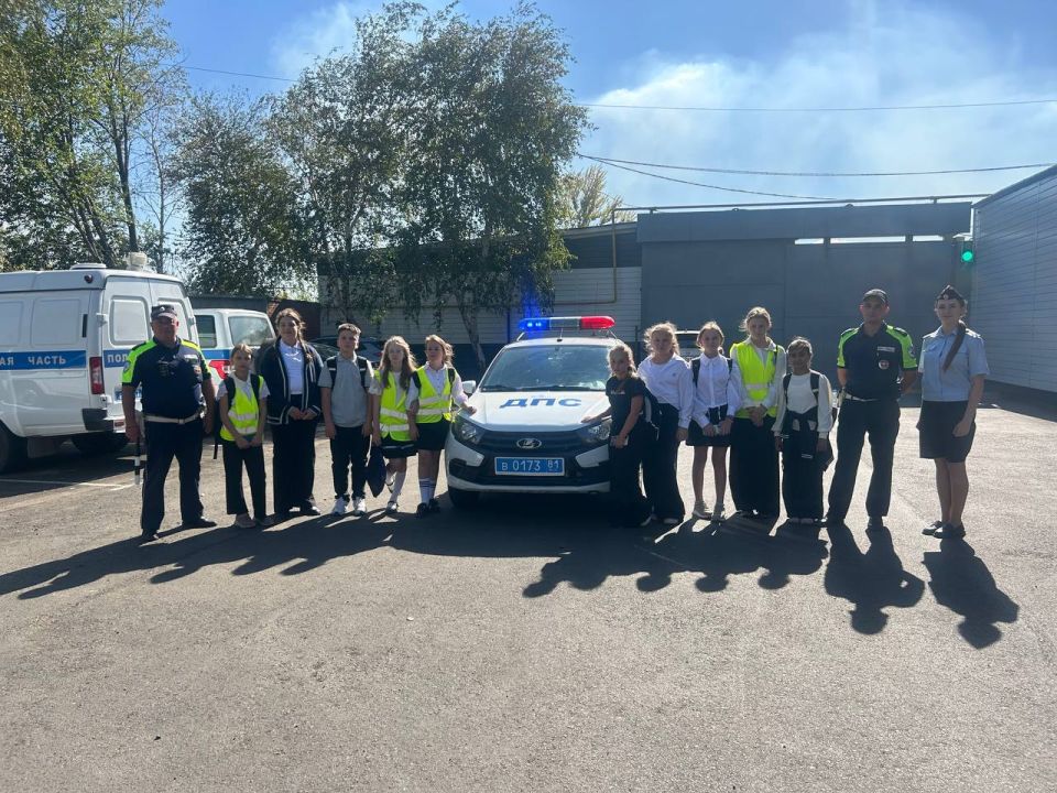 В Краснодоне сотрудники Госавтоинспекции провели день открытых дверей для отряда ЮИД В Краснодоне сотрудники Госавтоинспекции провели день открытых дверей для отряда ЮИД