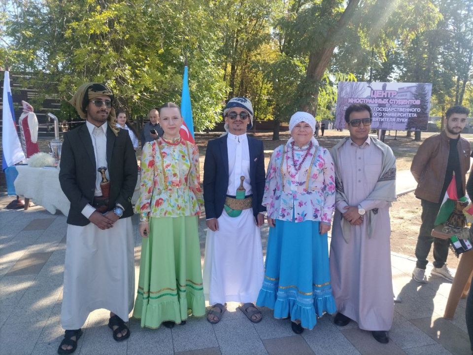 В рамках празднования юбилея Луганска 14 сентября в сквере им. Молодой гвардии проходил фестиваль семейного творчества и национальных культур «Созвездие мира и согласия» В рамках празднования юбилея Луганска 14 сентября в сквере им. Молодой гвардии проходил фестиваль семейного творчества и национальных культур «Созвездие мира и согласия»