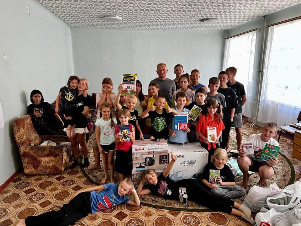 Волгоградские налоговики доставили гумпомощь для краснодонских детей Волгоградские налоговики доставили гумпомощь для краснодонских детей
