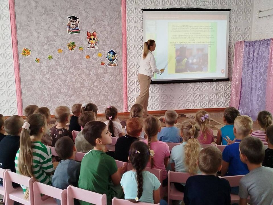 Сотрудники Госавтоинспекции г. Красный Луч совместно с воспитателями провели развлекательно -познавательное мероприятия для воспитанников «Вахрушевского учебно-воспитательного комплекса N2 Берегиня» Сотрудники Госавтоинспекции г. Красный Луч совместно с воспитателями провели развлекательно -познавательное мероприятия для воспитанников «Вахрушевского учебно-воспитательного комплекса N2 Берегиня»