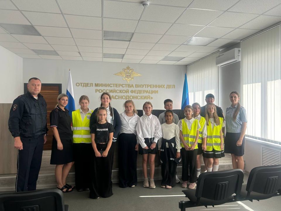 В Краснодоне сотрудники Госавтоинспекции провели день открытых дверей для отряда ЮИД В Краснодоне сотрудники Госавтоинспекции провели день открытых дверей для отряда ЮИД