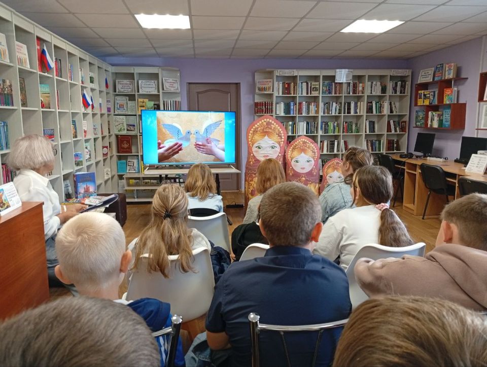 Международный день мира – это напоминание людям всего земного шара о примирении, взаимопонимании, соблюдении прав человека и свободы выбора Международный день мира – это напоминание людям всего земного шара о примирении, взаимопонимании, соблюдении прав человека и свободы выбора