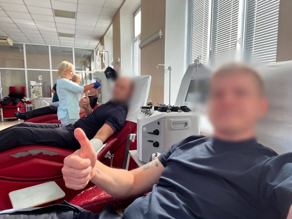 Полицейские продолжают участвовать в акции по сдаче крови
