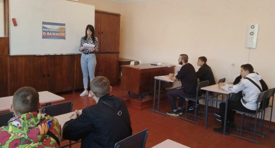 В Лутугинском муниципальном округе новая учебная неделя началась с «Разговоров о важном» В Лутугинском муниципальном округе новая учебная неделя началась с «Разговоров о важном»