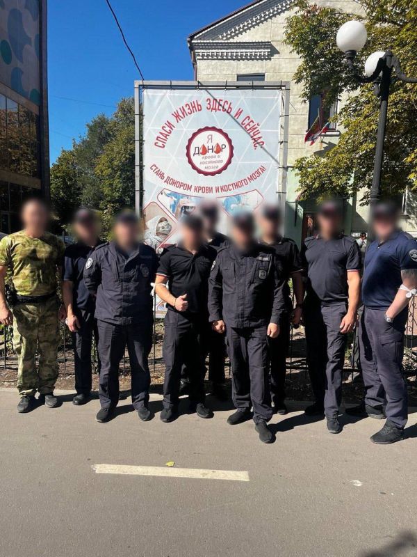 Полицейские продолжают участвовать в акции по сдаче крови Полицейские продолжают участвовать в акции по сдаче крови