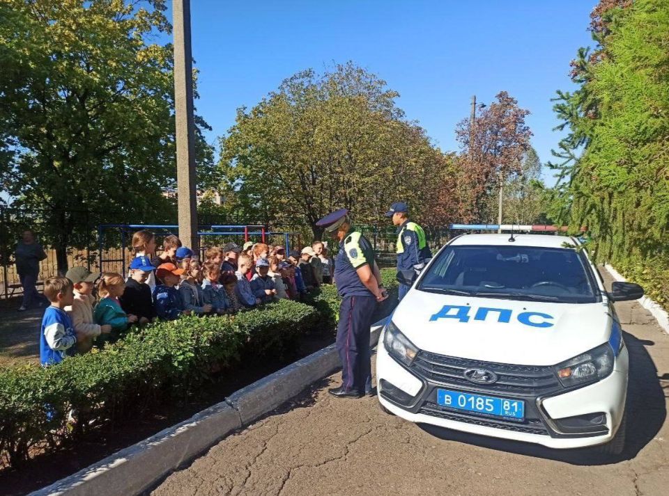 Сотрудники Госавтоинспекции г. Красный Луч совместно с воспитателями провели развлекательно -познавательное мероприятия для воспитанников «Вахрушевского учебно-воспитательного комплекса N2 Берегиня» Сотрудники Госавтоинспекции г. Красный Луч совместно с воспитателями провели развлекательно -познавательное мероприятия для воспитанников «Вахрушевского учебно-воспитательного комплекса N2 Берегиня»