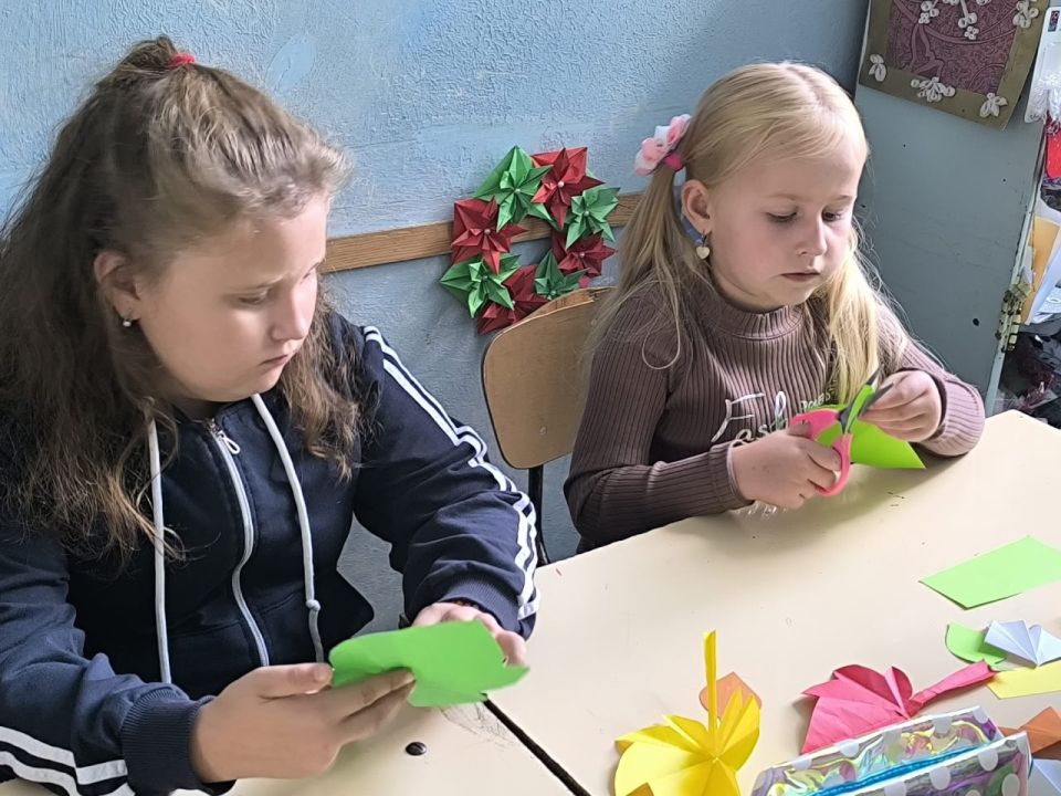 В Вахрушево прошел творческий мастер-класс по созданию осенних листьев В Вахрушево прошел творческий мастер-класс по созданию осенних листьев