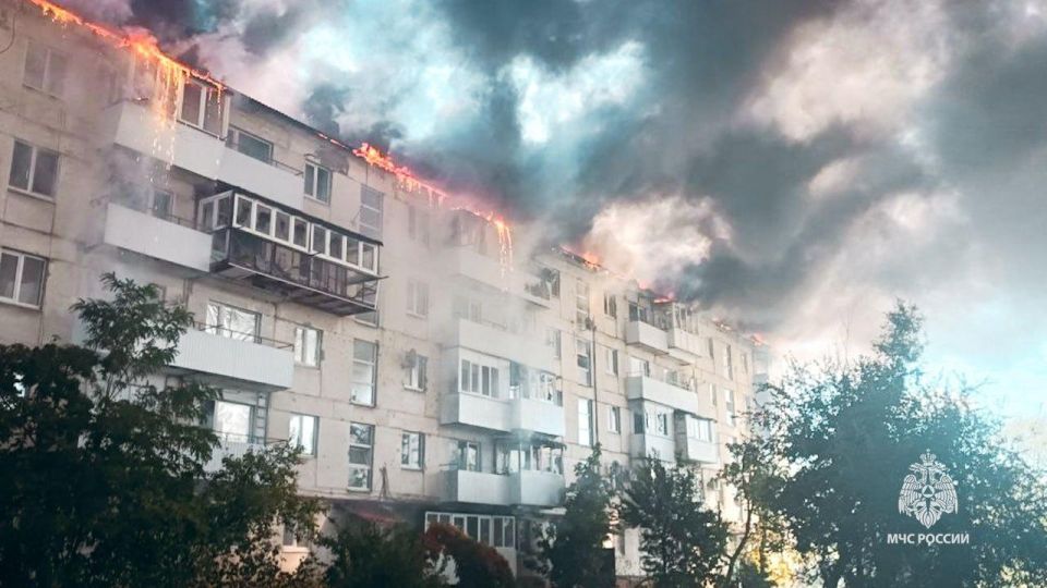 Спасатели МЧС России ликвидировали загорание в результате атаки БПЛА Спасатели МЧС России ликвидировали загорание в результате атаки БПЛА