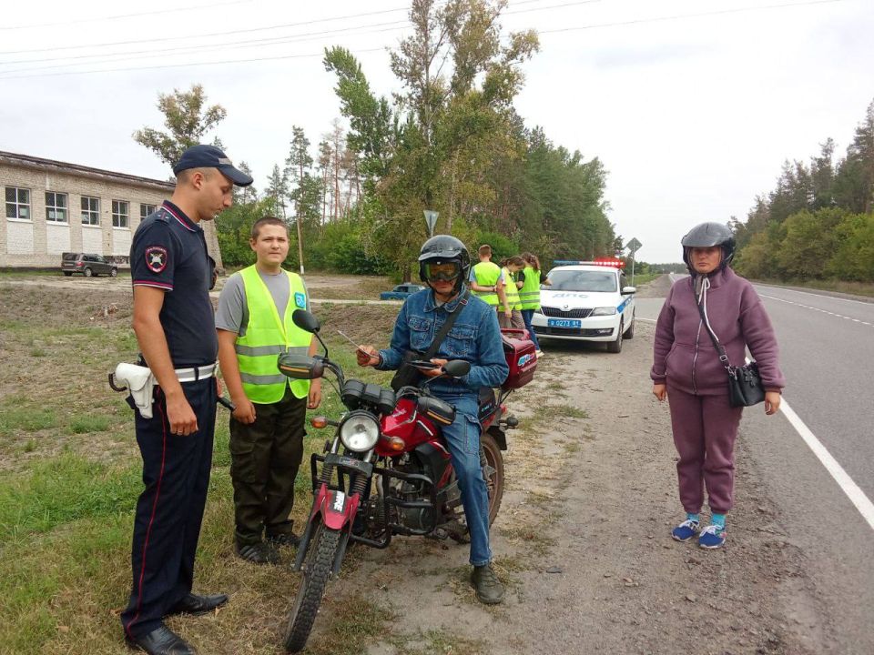 В Старобельске сотрудники Госавтоинспекции проводят профилактические беседы В Старобельске сотрудники Госавтоинспекции проводят профилактические беседы