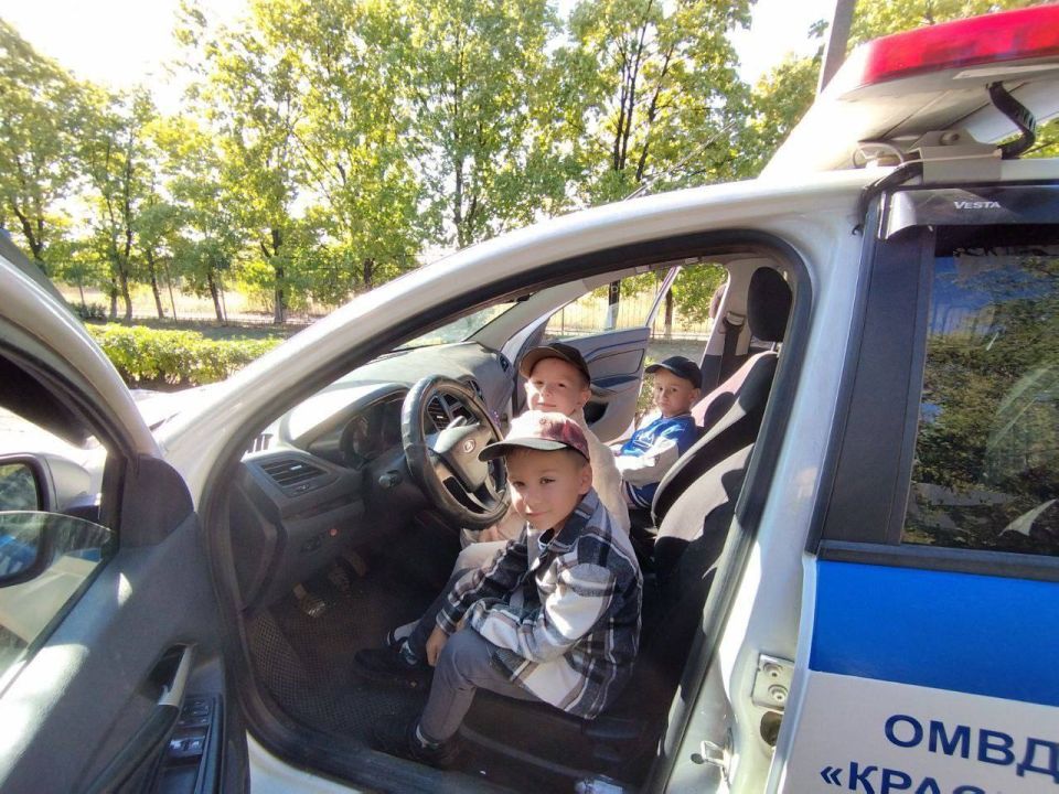 Сотрудники Госавтоинспекции г. Красный Луч совместно с воспитателями провели развлекательно -познавательное мероприятия для воспитанников «Вахрушевского учебно-воспитательного комплекса N2 Берегиня» Сотрудники Госавтоинспекции г. Красный Луч совместно с воспитателями провели развлекательно -познавательное мероприятия для воспитанников «Вахрушевского учебно-воспитательного комплекса N2 Берегиня»