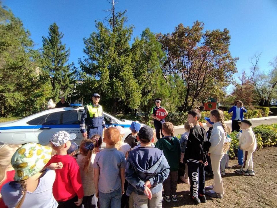 Сотрудники Госавтоинспекции г. Красный Луч совместно с воспитателями провели развлекательно -познавательное мероприятия для воспитанников «Вахрушевского учебно-воспитательного комплекса N2 Берегиня» Сотрудники Госавтоинспекции г. Красный Луч совместно с воспитателями провели развлекательно -познавательное мероприятия для воспитанников «Вахрушевского учебно-воспитательного комплекса N2 Берегиня»