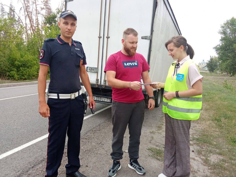 В Старобельске сотрудники Госавтоинспекции проводят профилактические беседы В Старобельске сотрудники Госавтоинспекции проводят профилактические беседы