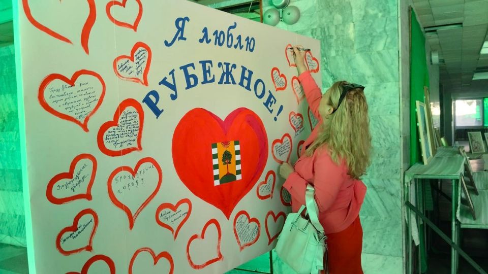 В Рубежном прошла акция «Стена пожеланий» В Рубежном прошла акция «Стена пожеланий»