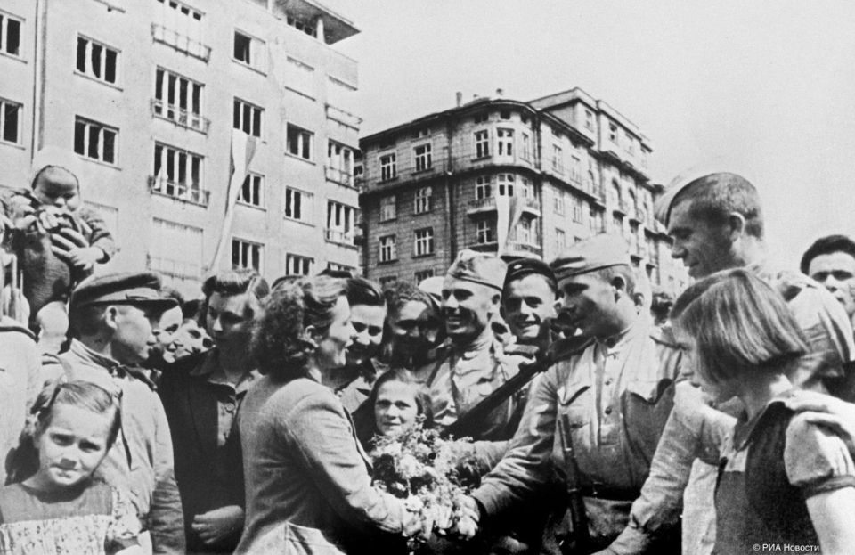 15 сентября 1944 года войска 3-го Украинского фронта под командованием Маршала Советского Союза Ф.И.Толбухина освободили столицу Болгарии – Софию 15 сентября 1944 года войска 3-го Украинского фронта под командованием Маршала Советского Союза Ф.И.Толбухина освободили столицу Болгарии – Софию