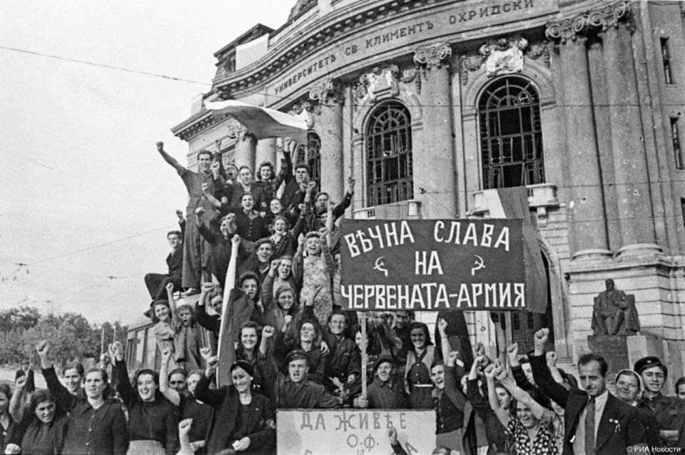 15 сентября 1944 года войска 3-го Украинского фронта под командованием Маршала Советского Союза Ф.И.Толбухина освободили столицу Болгарии – Софию 15 сентября 1944 года войска 3-го Украинского фронта под командованием Маршала Советского Союза Ф.И.Толбухина освободили столицу Болгарии – Софию