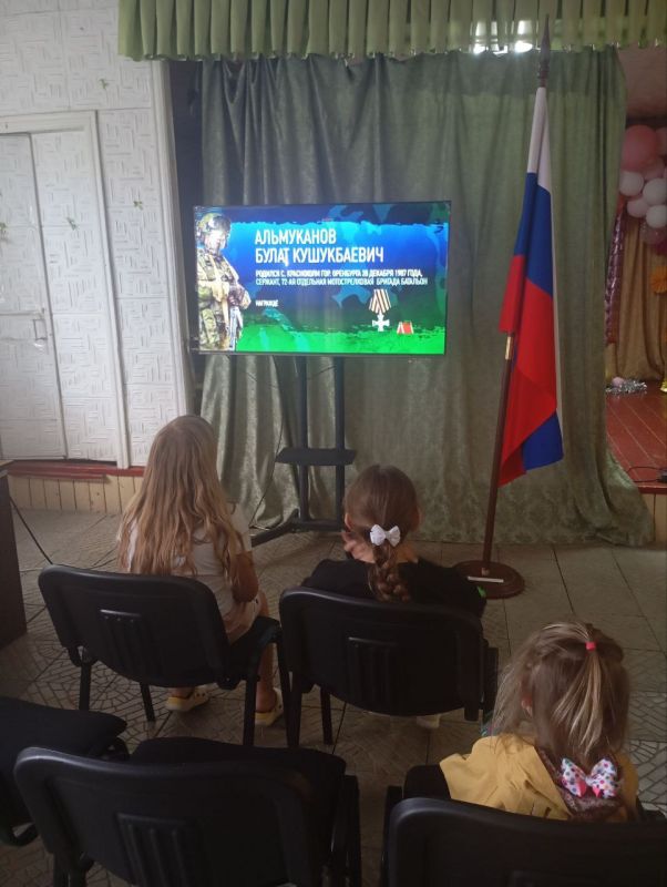 В Грибовахском сельском клубе прошел видео–экскурс «Россия – страна героев», где участникам клубных формирований рассказали о специальной военной операции, о том, что российские офицеры и солдаты — настоящие герои... В Грибовахском сельском клубе прошел видео–экскурс «Россия – страна героев», где участникам клубных формирований рассказали о специальной военной операции, о том, что российские офицеры и солдаты — настоящие герои...